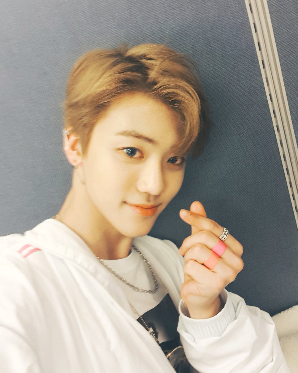 NCTsmtown's tweet photo. 오늘 저희 무대 많이 기대 하고 계신가요? 오랜만에 무대에 섰는데 괜찮았으면 좋겠어요. 😍아침에도 많은 시즈니 분들이 응원해주셔서 정말 힘이나고 행복했어요😭역시 우리 엔시티 원동력은 시즈니!!😍
💚시즈니이이잉💚이것이 바로 진정한 사랑입니다!!😘
#시즈니 #시즈니세계최고
#Nct_dream_Go https://t.co/Mb2sfvR0YO