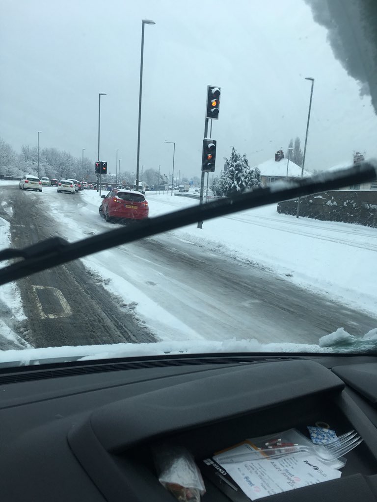 Posh_TRAMPtoast's tweet image. #solidice @bbcleeds #trafficlights at end of stanningley bypass on to 2+car lane 2 crashes. Abandoned car at lights