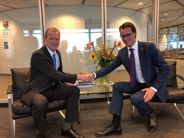 Tijdens zijn werkbezoek aan Rotterdam gisteren gaf Hendrik Wüst (rechts), de nieuwe verkeersminister van de deelstaat Nordrhein-Westfalen, het startsein voor gesprekken over een havenovereenkomst. scheepvaartkrant.nl/nieuws/samenwe…