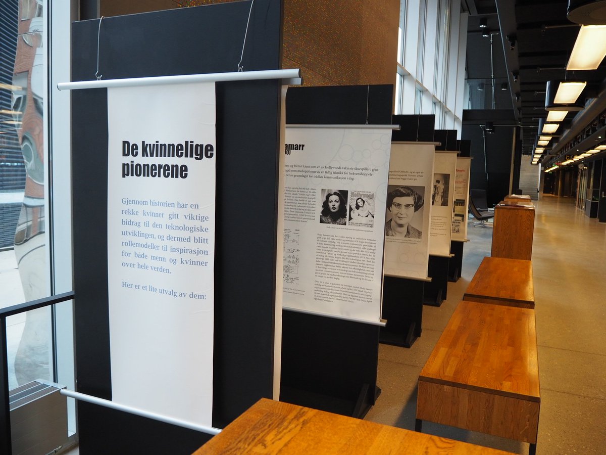 Informatics library (@informatikkbibl) on Twitter photo Utstillingen "De kvinnelige pionerene" finner du i gangen utenfor biblioteket. Utstillingen "De kvinnelige pionerene" finner du i gangen utenfor biblioteket.