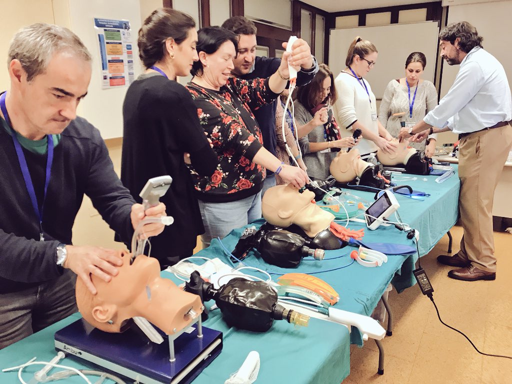 curso_miva's tweet photo. Día 3 del curso #MIVA en #Cádiz: Videolaringoscopios (+fibroscopios, Airtraq y Totaltraq); Vía Aérea en el #Trauma; Vía Aérea Contaminada (#SALAD); Simulación escénica integrada. 
@semicyuc @EAMSAirway 
#Ascope #Kingvision #Ambu https://t.co/aKp8xW9bn7