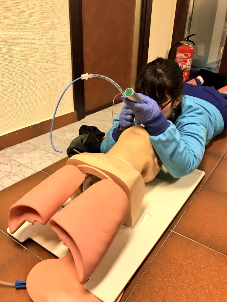 curso_miva's tweet photo. Día 3 del curso #MIVA en #Cádiz: Videolaringoscopios (+fibroscopios, Airtraq y Totaltraq); Vía Aérea en el #Trauma; Vía Aérea Contaminada (#SALAD); Simulación escénica integrada. 
@semicyuc @EAMSAirway 
#Ascope #Kingvision #Ambu https://t.co/aKp8xW9bn7