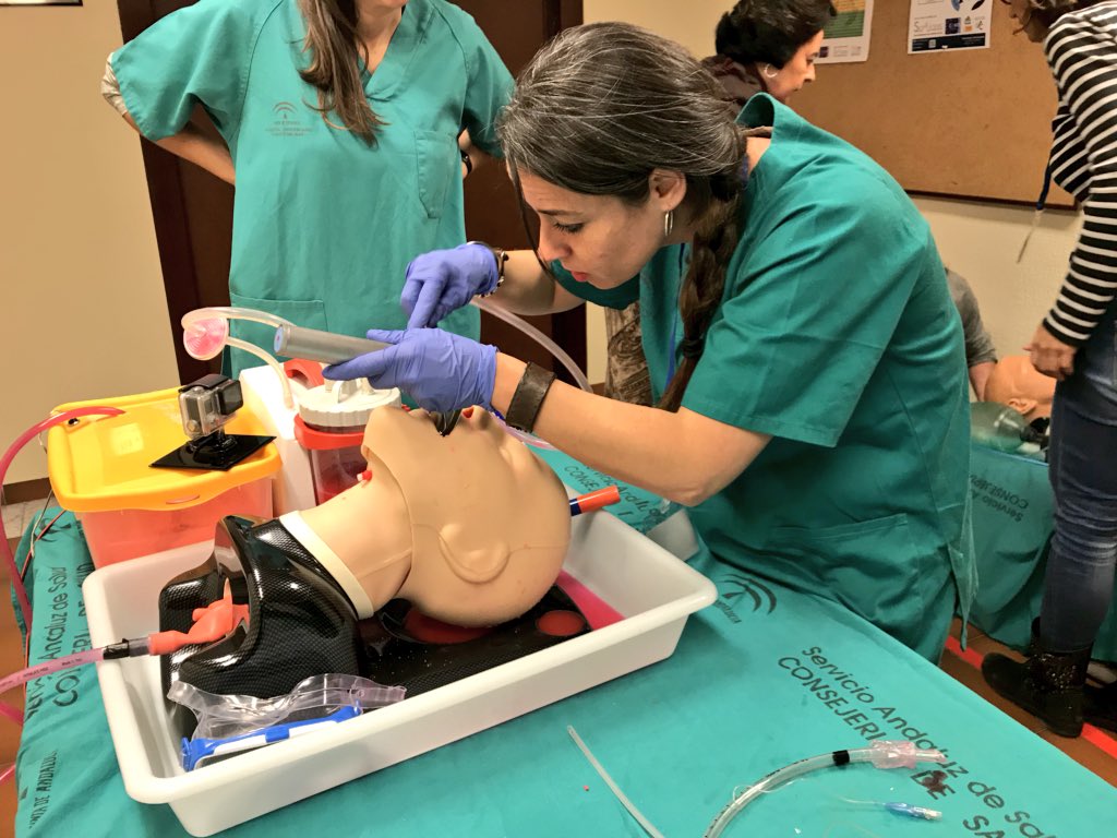 curso_miva's tweet photo. Día 3 del curso #MIVA en #Cádiz: Videolaringoscopios (+fibroscopios, Airtraq y Totaltraq); Vía Aérea en el #Trauma; Vía Aérea Contaminada (#SALAD); Simulación escénica integrada. 
@semicyuc @EAMSAirway 
#Ascope #Kingvision #Ambu https://t.co/aKp8xW9bn7