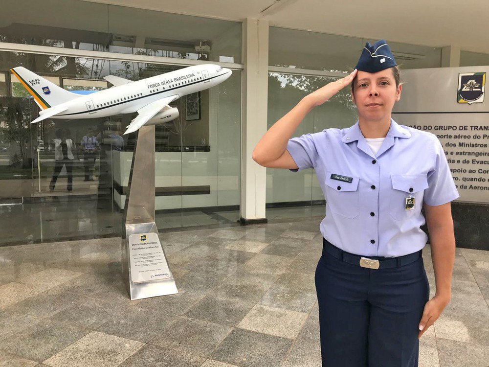 g1's tweet photo. Pilota de Temer é 1ª mulher a comandar avião presidencial; conheça trajetória https://t.co/ez6NoTQ0yb #DiadaMulher #G1 https://t.co/WybNApRQRh
