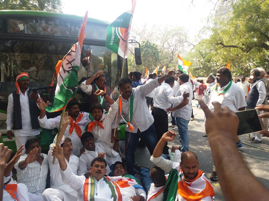 MastanValiINC's tweet image. 3rd day agitation- Special status is legitimate right of Andhra People. Special status is legal rights of AP 
Special status is Moral rights of 
#AndhraPradesh
#APDemandsSpecialStatus
@INCIndia @INCIndiaLive @MahilaCongress  @INC_Andhra @AP_pyc @ChiruFollower