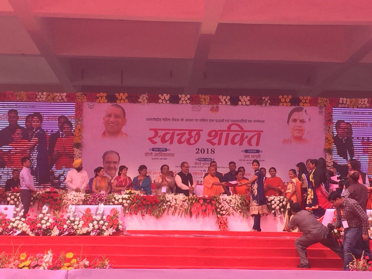 swachhbharat's tweet photo. Meet the proud team of women swachhata champions at the celebrations in #Lucknow, who were honoured for their tireless efforts and courageous steps towards making swachhata everybody's business. Kudos to each one of them! #SwachhShakti #WomensDay https://t.co/2LUogpfA0l