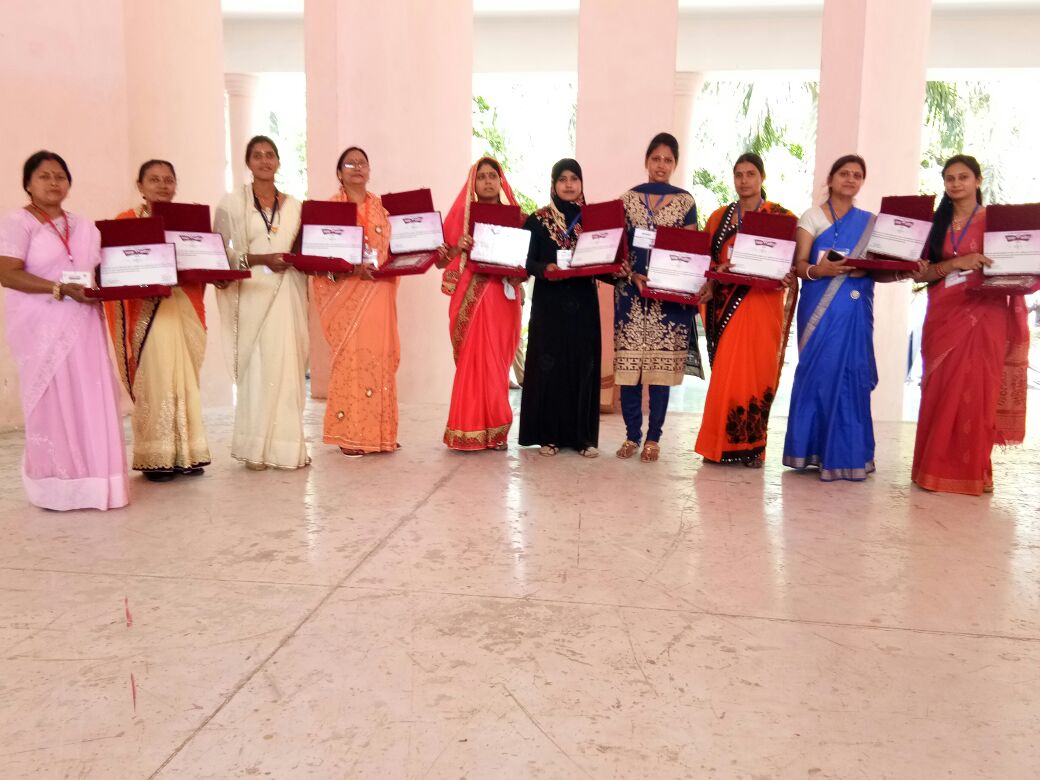 swachhbharat's tweet photo. Meet the proud team of women swachhata champions at the celebrations in #Lucknow, who were honoured for their tireless efforts and courageous steps towards making swachhata everybody's business. Kudos to each one of them! #SwachhShakti #WomensDay https://t.co/2LUogpfA0l