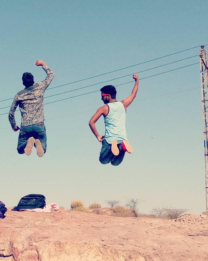 VickyS869683's tweet photo. #highjump #HighOnLove #highered #highend
#at #kaylanalake #jodhpurite
#rocksitting https://t.co/iR3T9OmlQv