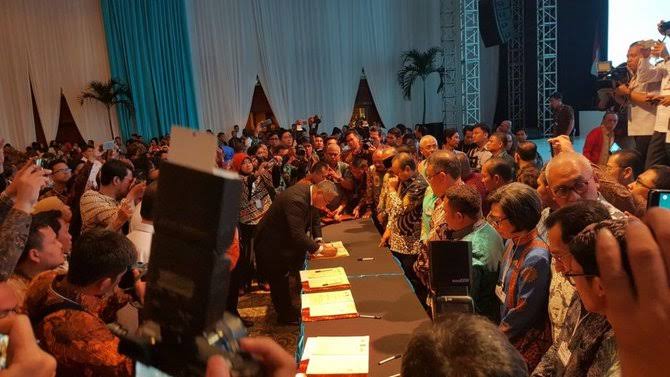 wahidhamdanPSD's tweet photo. #Prukades 
#TPPILampung
 Penandatanganan MOU antara Kemendes PDT dengan 102 Bupati denagn 66 Swasta untuk membangun Program Unggulan kawasan perdesaan (Prukades) @jokowi @EkoSandjojo @anwsanusi @taufikmadjid71 @fachrilabalado https://t.co/rJD4tN9abk