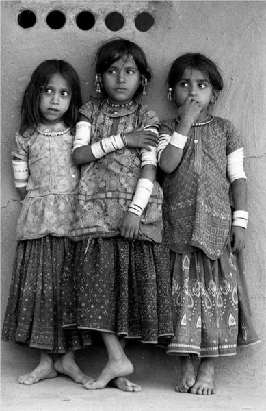 GalleryArk's tweet photo. Three Girls
Photograph (1984-85)
By Jyoti Bhatt

#galleryark #arkgallery #artgallery #jyotibhatt #art #indianart #indianartists #artscene #baroda #vadodara https://t.co/DTS00DYkEK