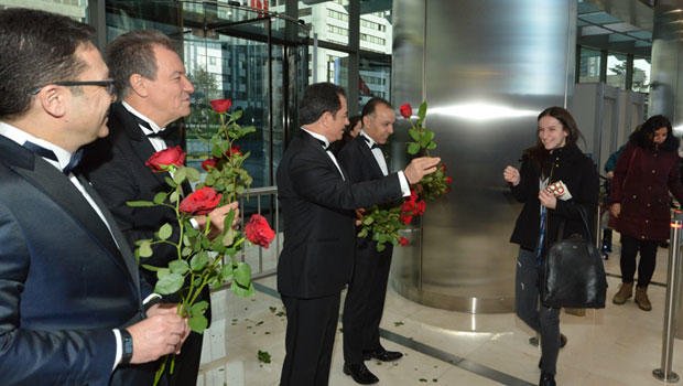 Genel Müdür kadın çalışanları smokinle karşıladı hry.yt/OGU2w