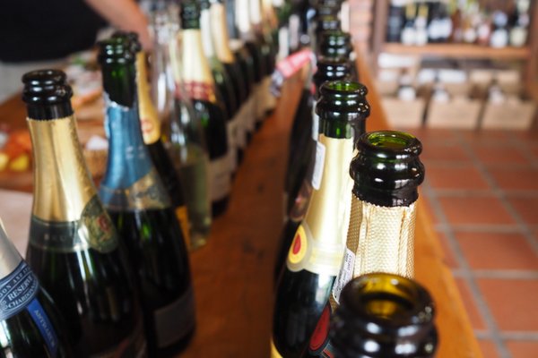 SimonsigWines's tweet photo. NEWS | Cuvee Royale + Kaapse Vonkel Brut 2012 were once again our top performers at a recent tasting of 93 South African Method Cap Classique wines by renowned UK wine writer, Jamie Goode. Read more: https://t.co/8M8cRmi6Eg. #drinkSimonsig #CapClassique #KaapseVonkel https://t.co/5OLKwbIaPE