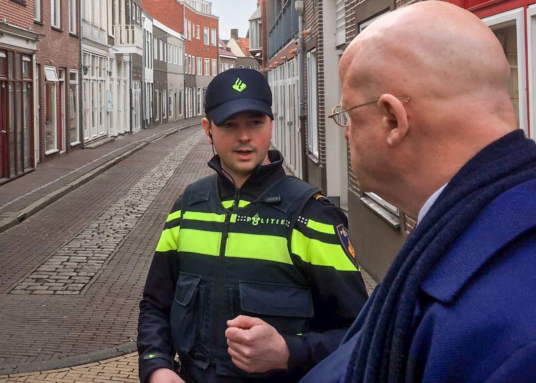 ministerieJenV's tweet photo. Minister @ferdgrapperhaus: "Bijzondere ontmoeting gehad met agenten die in studentenstad Groningen speciaal zijn aangesteld als 'wijkagenten' voor de studentenwereld. Zij zorgen er bijvoorbeeld voor dat uitbuiting en intimidatie door huisjesmelkers meteen wordt aangepakt." https://t.co/xQmu7er5rs