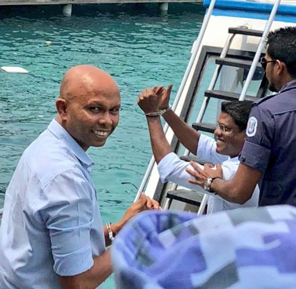 thaureef's tweet photo. MDP leadarun Minivan kurey!!👈👈
#FreeHassantey #FreeSaabe #FreeIlyasLabeeb https://t.co/W8Ze173Gd6