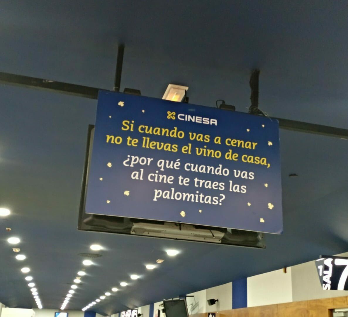 - Porque el precio de vuestras palomitas es un robo. 

- Porque sabemos que legalmente no tenéis derecho a impedir la entrada de comida de fuera.

- Porque sabemos que si denunciamos os caen multitas desde 6000€.

Fdo: Año 2007, Cinesa Príncipe Pío. Soy el que os costó 6001€.