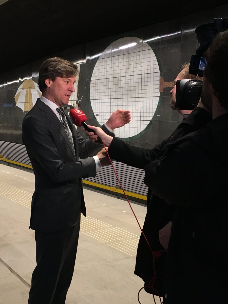 Met <a href="/PieterLitjens/">Pieter Litjens</a> bij de onthulling van de vitrines met archeologische vondsten op Station Rokin van de Noord/Zuidlijn.