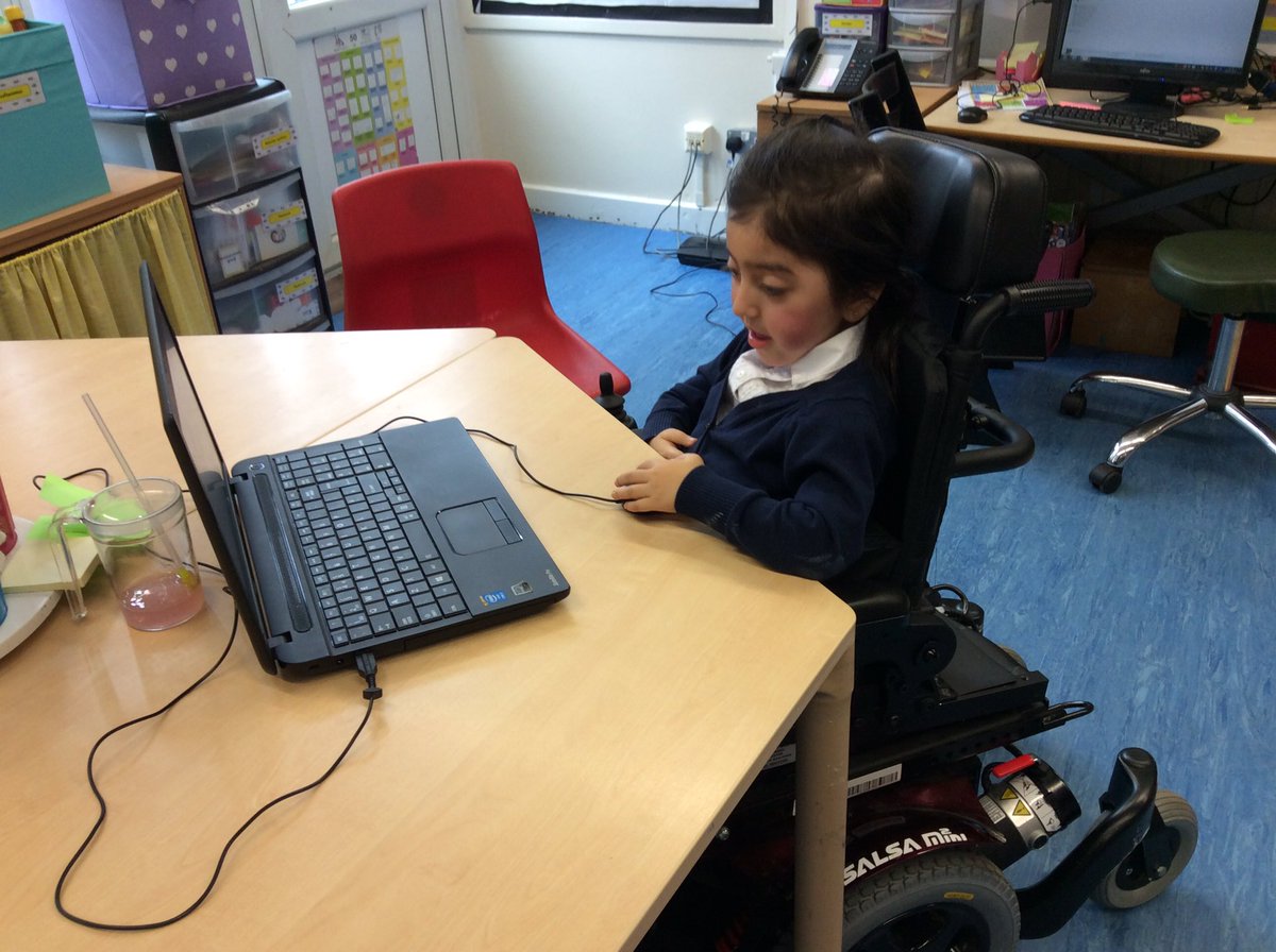 wilsonstfeed's tweet photo. #wsbees making up our own stories using a computer program #wseyfs https://t.co/mOQ20Nl2gn