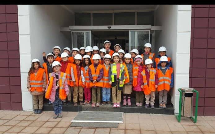 cevre_pet's tweet photo. Küçükhöyük  İlköğretim Okulu 4.sınıf öğrencileri bugün fabrikamızı ziyaret etti. Minik ziyaretçilerimize, çevre bilinci, geri dönüşüm, çalışma ortamında iş güvenliğinin önemi hakkında bilgiler verildi, Çevrepet olarak ziyaretçilerimize küçük kalemlikler hediye ettik.#cevrepet https://t.co/3mM3rFKUzH