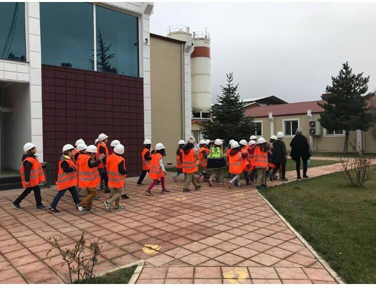 cevre_pet's tweet photo. Küçükhöyük  İlköğretim Okulu 4.sınıf öğrencileri bugün fabrikamızı ziyaret etti. Minik ziyaretçilerimize, çevre bilinci, geri dönüşüm, çalışma ortamında iş güvenliğinin önemi hakkında bilgiler verildi, Çevrepet olarak ziyaretçilerimize küçük kalemlikler hediye ettik.#cevrepet https://t.co/3mM3rFKUzH