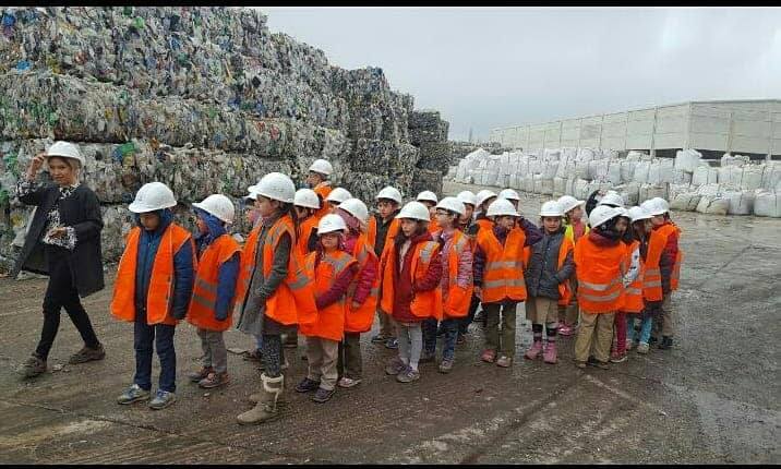 cevre_pet's tweet photo. Küçükhöyük  İlköğretim Okulu 4.sınıf öğrencileri bugün fabrikamızı ziyaret etti. Minik ziyaretçilerimize, çevre bilinci, geri dönüşüm, çalışma ortamında iş güvenliğinin önemi hakkında bilgiler verildi, Çevrepet olarak ziyaretçilerimize küçük kalemlikler hediye ettik.#cevrepet https://t.co/3mM3rFKUzH