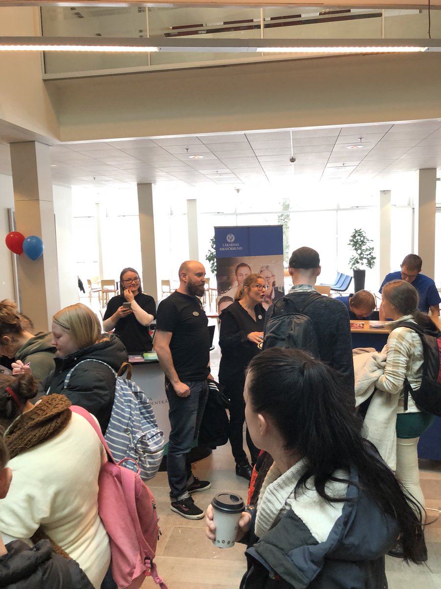 mikael_manner's tweet photo. LR gbg på spiramässan och guidar blivande lärare rätt i arbetslivet #lrgbg #lararnas #lr #spiramässan https://t.co/2lb1d9mzBe