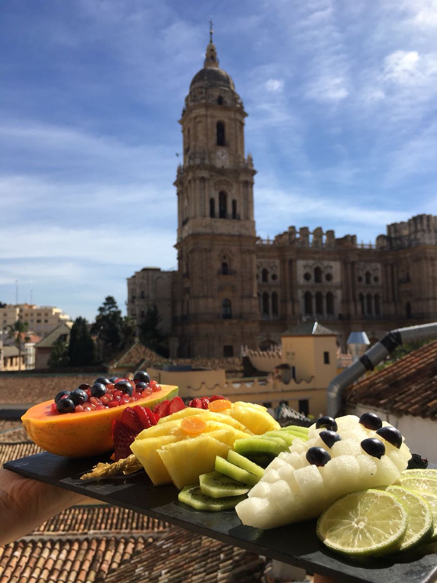 Buenos días 🌞 Así amanece el día desde nuestro Petit Palace Plaza en Málaga, y la mejor forma de empezarlo es con un desayuno #HealthyByPetitPalace bit.ly/petitplazamala…