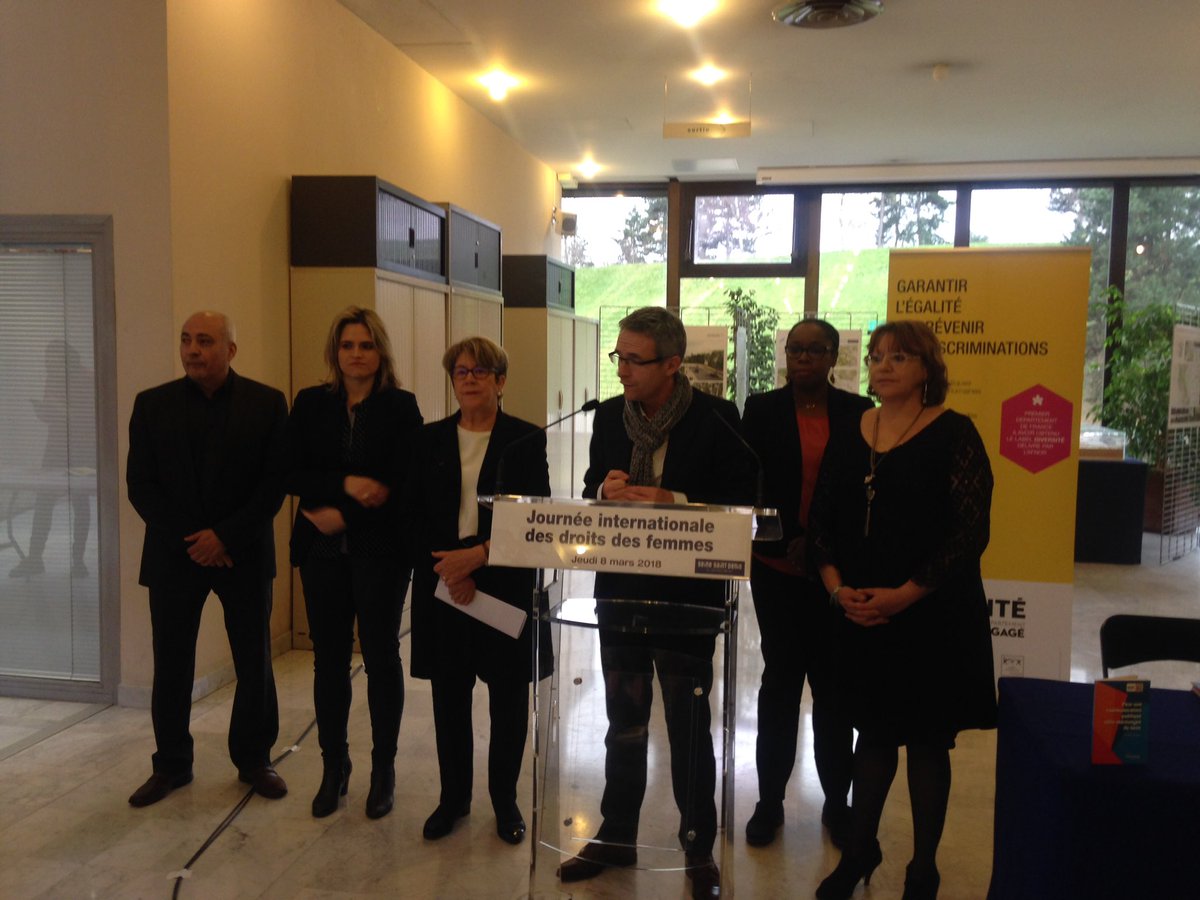 HCEfh's tweet photo. #8mars @StephanTroussel, président du département de la @seinesaintdenis s'engage pour une communication égalitaire, aux côtés du @HCEfh et annonce le lancement d'une permanence d'écoute pour les agent.e.s avec la @FNCIDFF #EgaCom https://t.co/CkFuJvyRdB