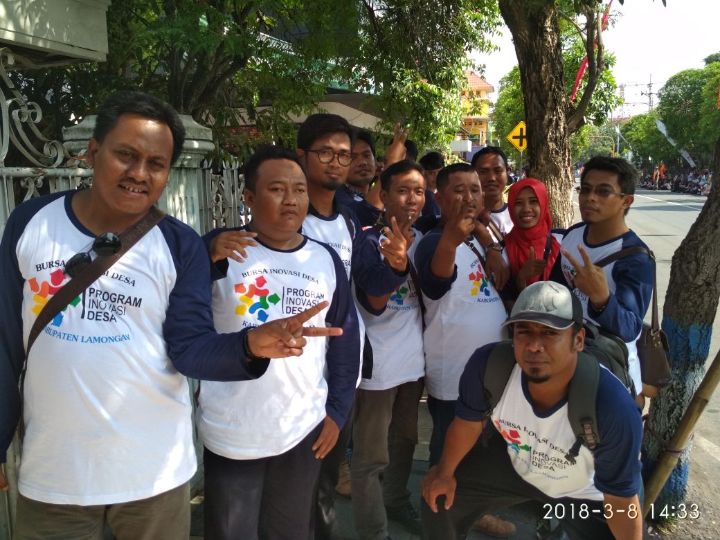 OzikRoz's tweet photo. Sambutan hangat dari #tppilamongan atas kunjungan Presiden @jokowi di Kab Lamongan dengan Salam Literasi Desa dengan Mengacungkan 2 Jari Jempol dan Telunjuk Sebagai Simbul Huruf (L) akronim Literasi

Pelaku P3MD kawal Nawa Cita dalam #PadatKaryaTunai &amp; #Prukades @DewantoAndry https://t.co/Ptl8p6uzTT