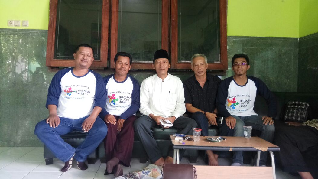 OzikRoz's tweet photo. Sambutan hangat dari #tppilamongan atas kunjungan Presiden @jokowi di Kab Lamongan dengan Salam Literasi Desa dengan Mengacungkan 2 Jari Jempol dan Telunjuk Sebagai Simbul Huruf (L) akronim Literasi

Pelaku P3MD kawal Nawa Cita dalam #PadatKaryaTunai &amp; #Prukades @DewantoAndry https://t.co/Ptl8p6uzTT