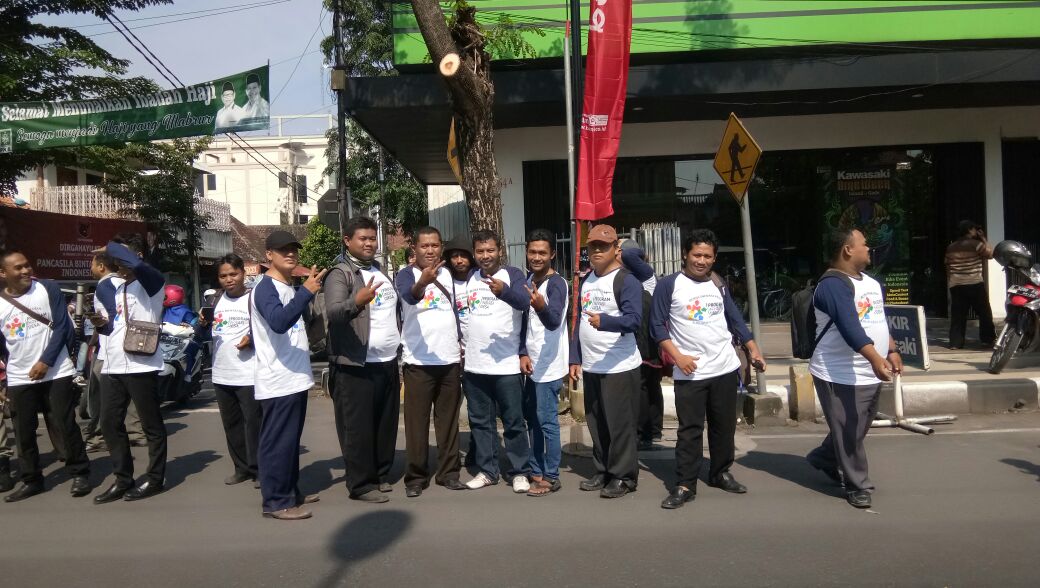 OzikRoz's tweet photo. Sambutan hangat dari #tppilamongan atas kunjungan Presiden @jokowi di Kab Lamongan dengan Salam Literasi Desa dengan Mengacungkan 2 Jari Jempol dan Telunjuk Sebagai Simbul Huruf (L) akronim Literasi

Pelaku P3MD kawal Nawa Cita dalam #PadatKaryaTunai &amp; #Prukades @DewantoAndry https://t.co/Ptl8p6uzTT