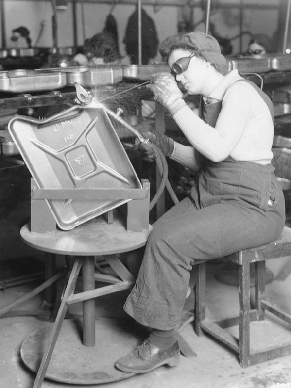 BMMuseum's tweet photo. Happy #internationalwomensday! During #WorldWarII women took to the factories to contribute to the #Warefforts. This picture from the #Archive, taken in 1943, shows a woman welding together a petrol can at the Pressed Steel Co. in Cowley. https://t.co/VIaVPMRY05
