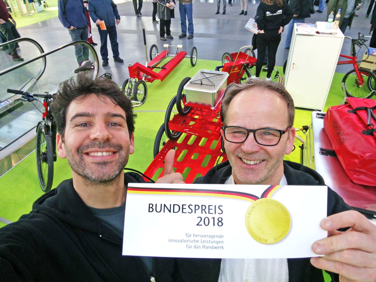 HinterherCom's tweet image. Bundespreis für Hinterher
Wir haben den Bundespreis für hervorragende innovatorische Leistungen  für das Handwerk gewonnen! Ausgezeichnet wurde unser neuer Hinterher  Paletti, den man als Fahrradanhänger und Hubwagen für den Transport  einer Europalette benutzen kann #IHM2018
