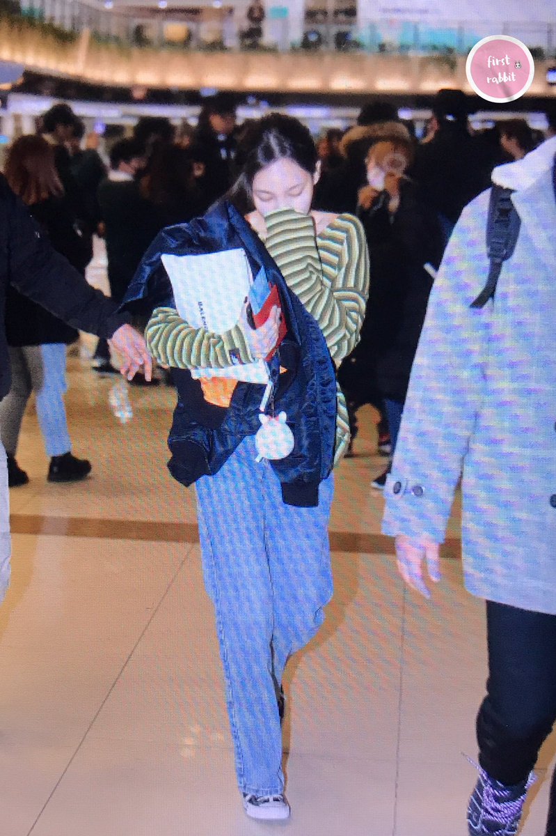 firstrabbit922's tweet image. 180308 GMP 출국 나연이🐰💕
조심히 잘 다녀오기💪🏻💪🏻❣️
#TWICE #nayeon #트와이스 #나연 #ナヨン