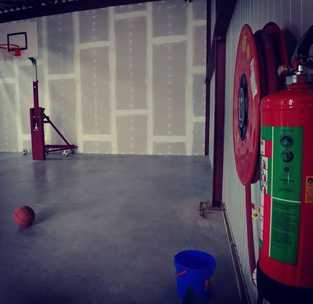 Vanmorgen het nieuwe gedeelte vam <a href="/skrepr/">Skrepr</a> voorzien van de #brandbeveiliging. #superleuke werkplek met eigen indoor #basketbal #playground .. #👍 ift.tt/2HhmczO