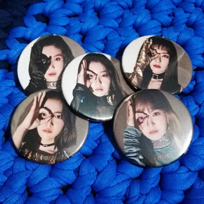QueChapa_'s tweet photo. Peek peek a peek a boo!! 👌

Si os gusta #redvelvet echad un ojo a las chapas que tenemos de Peek A Boo! 🙈👀

#peekaboo #reveluv #chapaskpop #kpop #girlgroup #quechapa https://t.co/PFeuIWBeQa