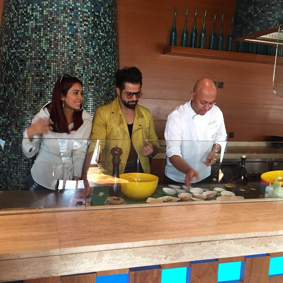AshvikRithAsha's tweet photo. #chefindrajit post "Fun time #ritwikdhanjani💙😍#ashanegi #great people#humble# inspiring. Great to host you for few hours." @AshaNegi7
@rithvik_RD 
https://t.co/8sDV2racA2 https://t.co/By8qCGtGKU