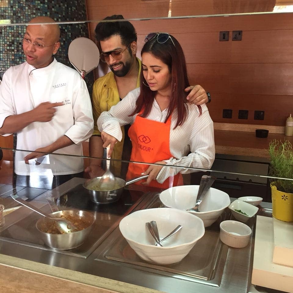 AshvikRithAsha's tweet photo. #chefindrajit post "Fun time #ritwikdhanjani💙😍#ashanegi #great people#humble# inspiring. Great to host you for few hours." @AshaNegi7
@rithvik_RD 
https://t.co/8sDV2racA2 https://t.co/By8qCGtGKU