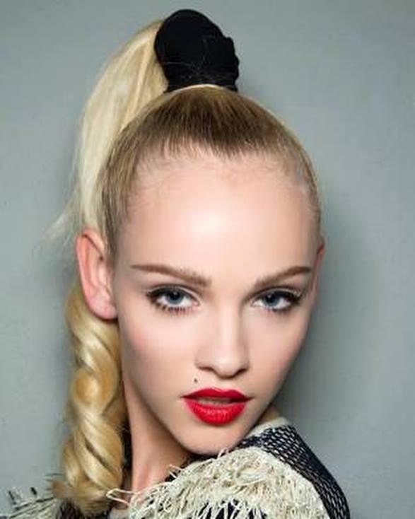 IMAmodelapp's tweet image. Trend Alert! The scrunchie is back! Cringe right? Love it? Or hate it? 
#trending #style #fashionofinstagram #thursdays #throwbackthursday #TBT #model #modelsofinstagram @ Sandton, Gauteng