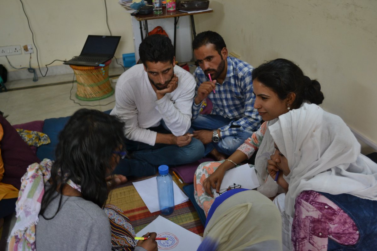 WISCOMP_India's tweet photo. #WISCOMP facilitated an interactive Workshop with 15 #KashmiriYouth leaders, brought together through a collaboration between #Pravah and #IGSSS, on 23 Feb 2018 in New Delhi.
#PeacebuildingInKashmir #YouthBuildingPeace https://t.co/sUvtOeasAL