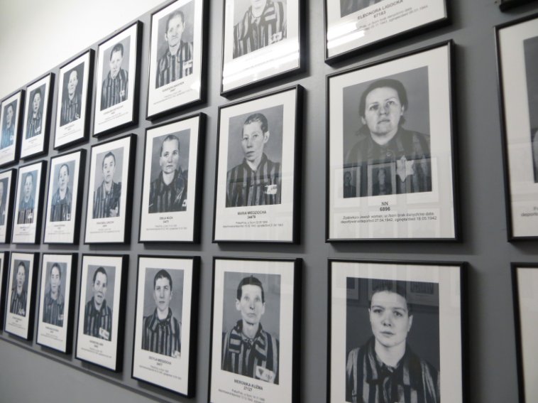 auschwitzxhibit's tweet photo. Las mujeres no escaparon de las operaciones nazis de asesinato masivo. ELLAS también fueron asesinadas en los fusilamientos masivos de los Einsatzgruppen (equipos móviles de matanza); ELLAS eran a menudo las primeras en ser gaseadas en los campos de exterminio. #Díadelamujer https://t.co/0WIMz3DGyK