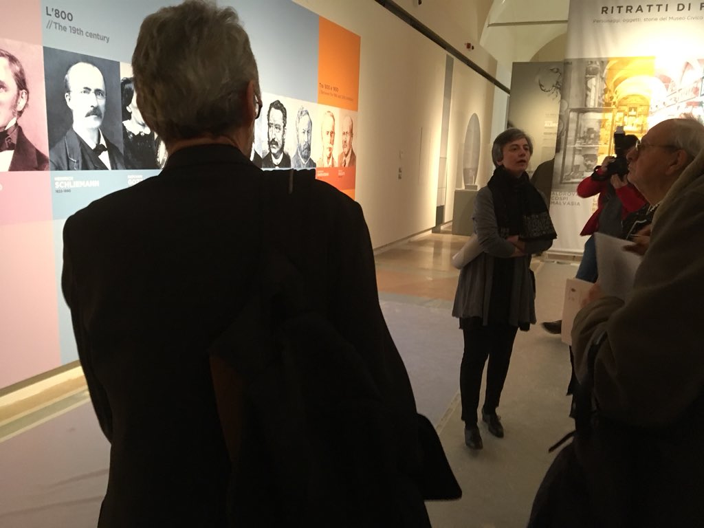 AmaMusei's tweet photo. La curatrice Anna Dore racconta la #mostra RITRATTI DI FAMIGLIA a #bologna https://t.co/tru7snoGXI