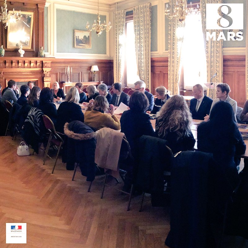 Prefet01's tweet photo. [En direct] #8mars ♀️Elles sont cheffe d’entreprise, colonelle, médecin, agricultrice, engagée dans le réseau associatif, juge ou députée, réunies autour du @Prefet01 pour la journée internationale des droits des femmes 👮🏼‍♀️👩🏽‍⚕️👷🏻‍♀️👩🏽‍🌾👩🏼‍⚖️ https://t.co/8gQIrX0Csn