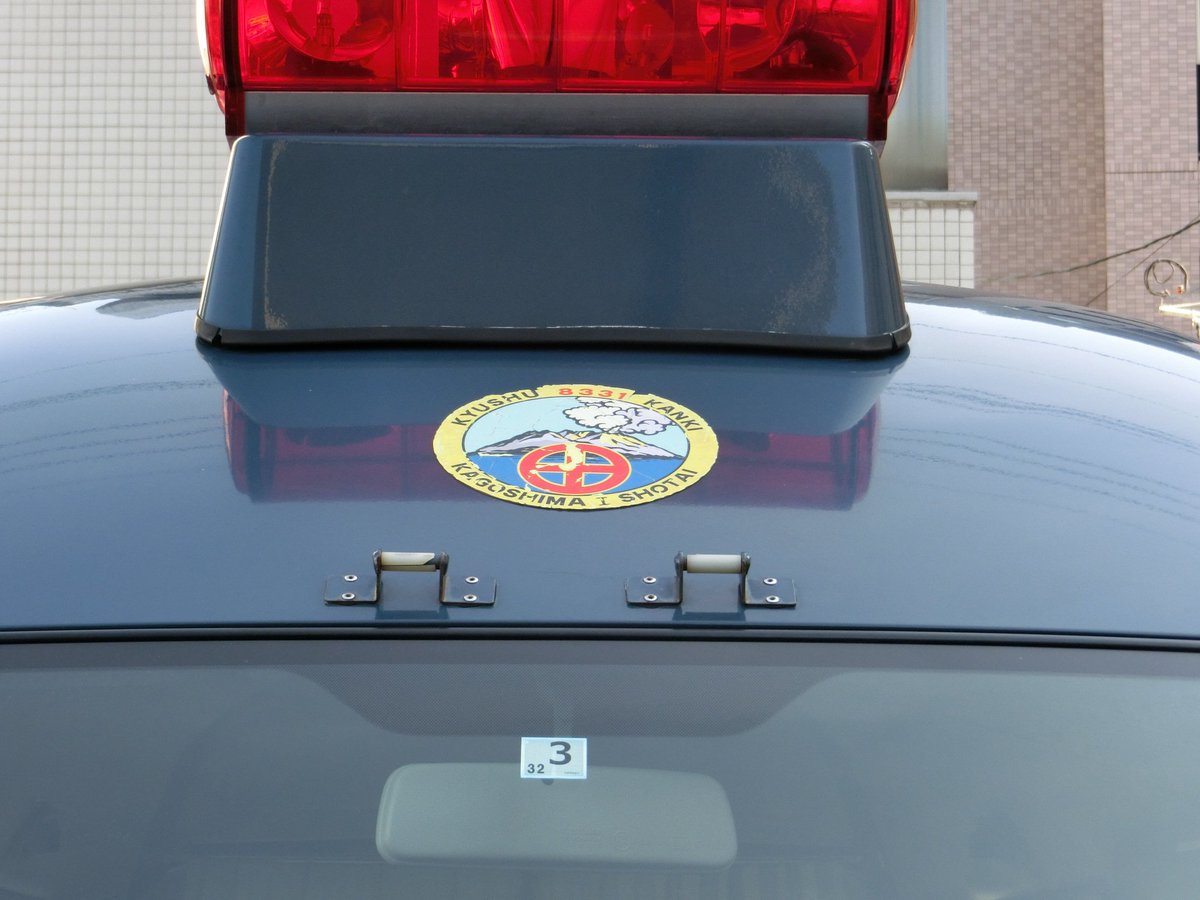 Mf10l33 同じ駐車場の日産の警察車両 C25セレナとｔ31エクストレイル覆面 E25キャラバン ゲリラ対策車 キャラバンは九州管区機動隊の車両で メッキグリル仕様なのが珍しいです 同じ敷地にアクセラの覆面もいて 年季が入っていましたが珍しい車種ですね