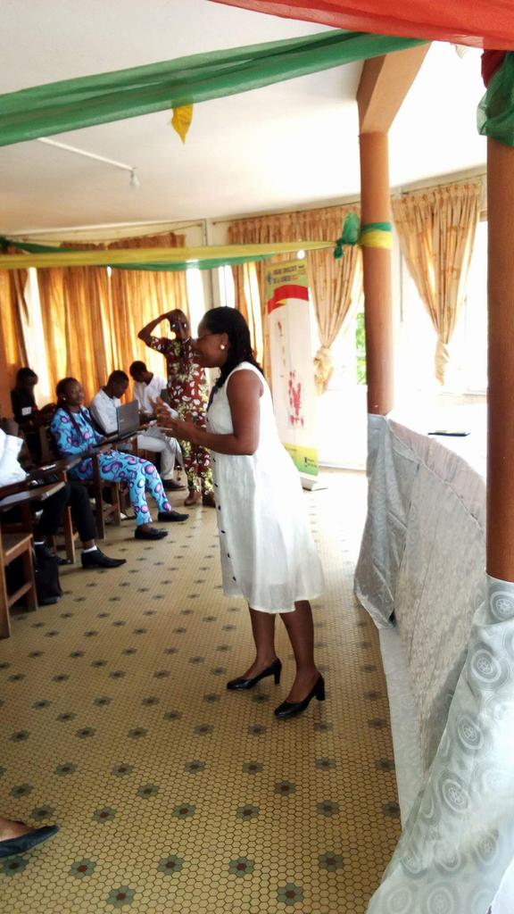 Matheiho67's tweet photo. L'orateur de la #JIF2018 Madame Bella VENDREDY communique autour d'un THEME: L'ENGAGEMENT FÉMININ. Portant une information sur le rôle des citoyens pour le développement communautaire @orificegrp @WAYLSBENIN2015 https://t.co/IQo6ZcYRyx