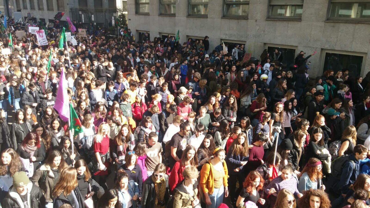 NonUnaDiMenoMI's tweet photo. Le studenti milanesi in piazza sono tantissime e ricevono solidarietà dalle finestre
#LottoMarzo #wetoogether #IWD2018 https://t.co/SU2C9xcU65