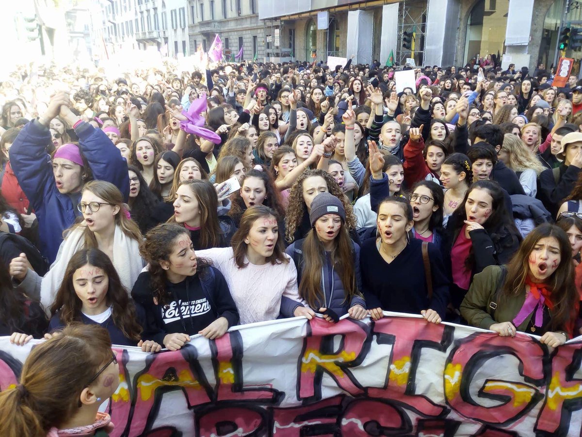 NonUnaDiMenoMI's tweet photo. Le studenti milanesi in piazza sono tantissime e ricevono solidarietà dalle finestre
#LottoMarzo #wetoogether #IWD2018 https://t.co/SU2C9xcU65