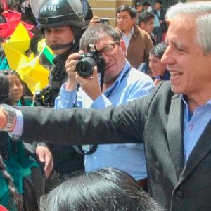 alejandro970811's tweet photo. #Cuba  Bolivia insta a fortalecer relaciones económicas con Cuba https://t.co/EQeqk44hYO @Elbuscador1995 https://t.co/TjN0JBJ4Ps