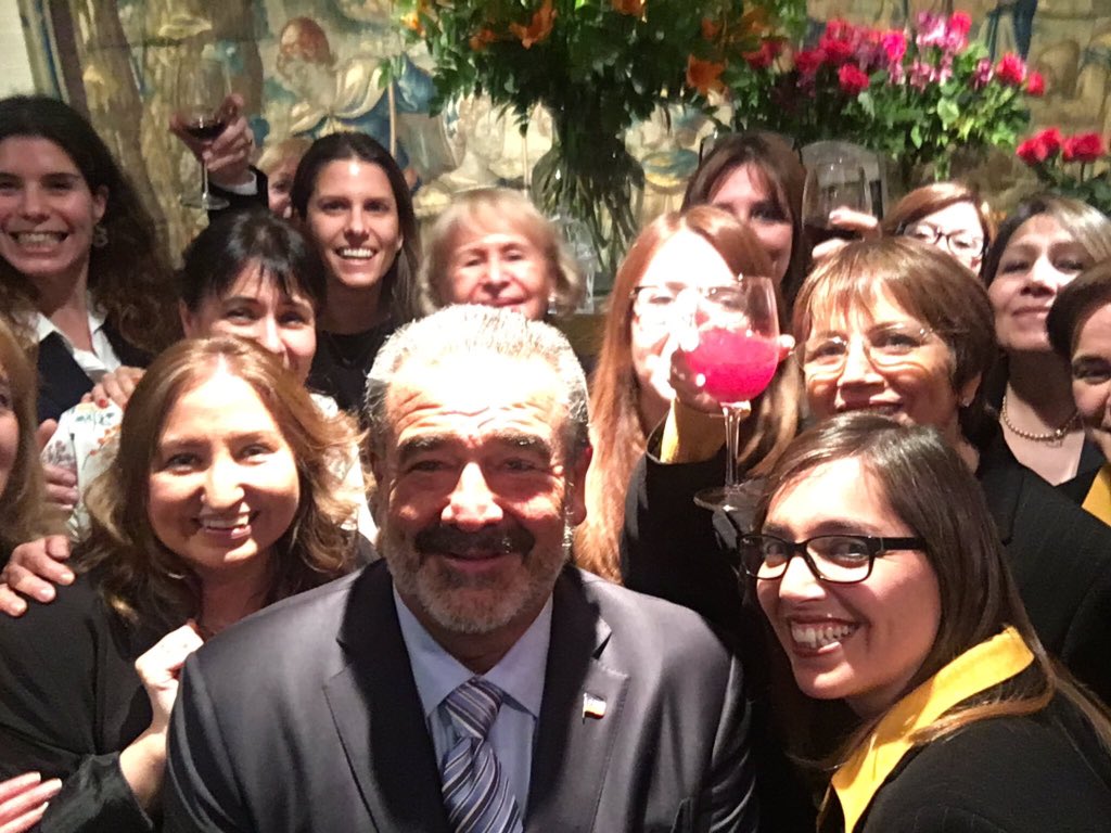aluksicc's tweet photo. Un afectuoso saludo a todas las mujeres en su día, a las trabajadoras, a las jefas de hogar, a las emprendedoras, a todas las que día a día luchan por sus sueños con mucho esfuerzo y muchas veces en desventaja . 🇨🇱 https://t.co/nhroWZvZtA