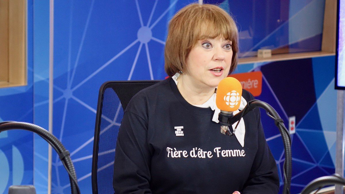 gravelmatin's tweet photo. La ministre @David_Hlne porte un chandail sur lequel il est inscrit «Fière d’être Femme» qu’elle a spécialement créé pour le #8mars. À cela, elle a ajouté le macaron «Féministe tant qu’il le faudra.» https://t.co/Hr3yOZ05KI