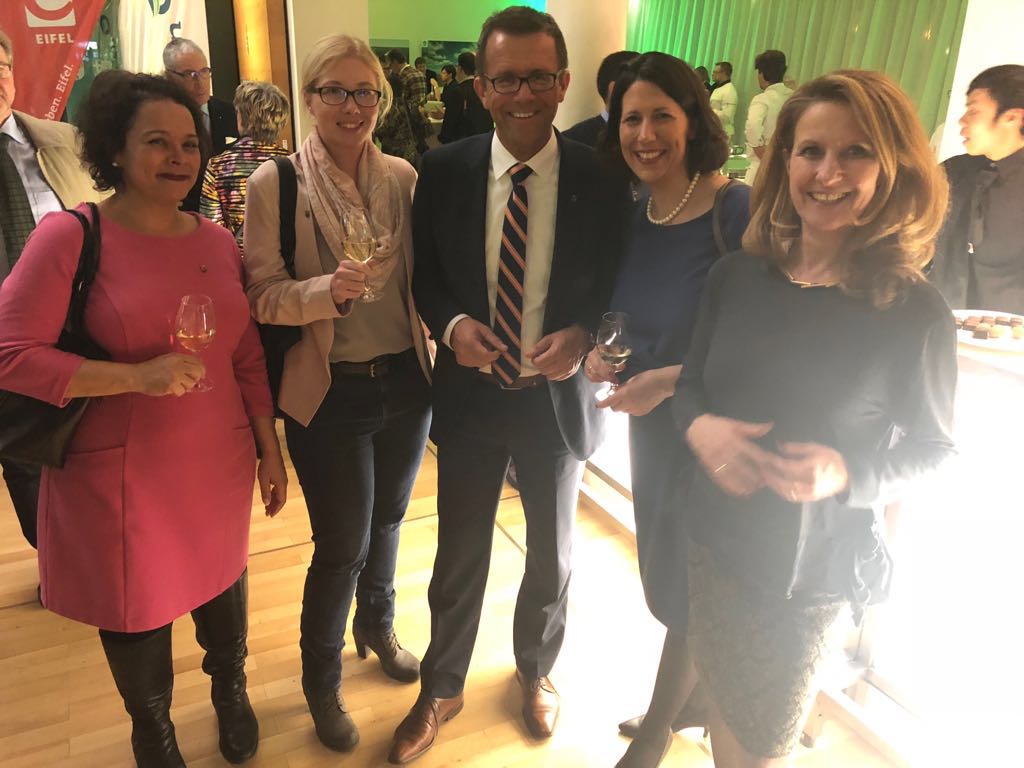 tinikober's tweet photo. #rlpitb Enquete-Kommission Tourismus RLP
DEHOGA-Präsident Gereon Haumann mit den beiden Staatssekretärinnen Daniela Schmitt (FDP) und Heike Raab (SPD) und SPD-Obfrau Nina Kinkel sowie der Landestagsabgeordneten Giorgina Kazungu-Haß (SPD) https://t.co/JHVliaM1sb